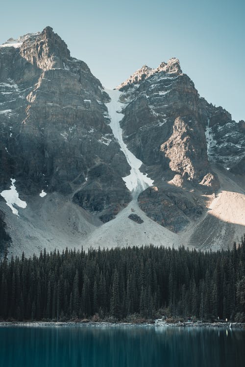 蓝蓝的天空下的岩石山 · 免费素材图片