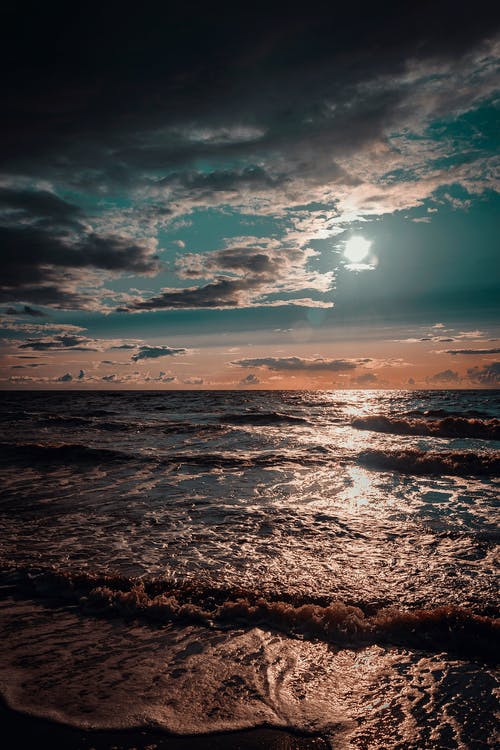 白色和蓝色的天空下的海滨 · 免费素材图片