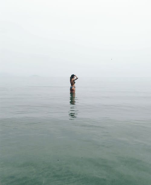 女人站在水体 · 免费素材图片