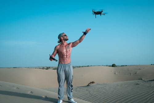 在沙漠上玩quadcopter的人 · 免费素材图片