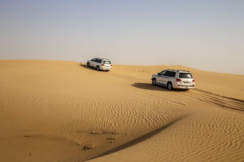 在沙漠中行驶的车辆 · 免费素材图片