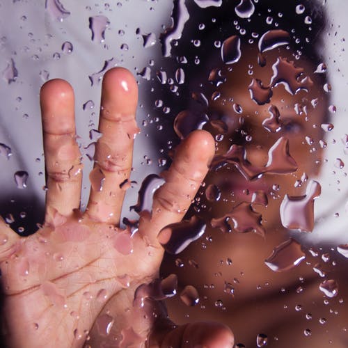 手放在玻璃面板上 · 免费素材图片