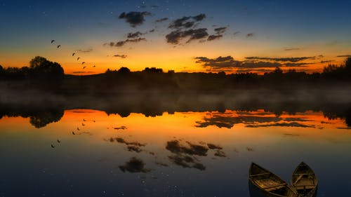 夕阳下的水体地平线 · 免费素材图片