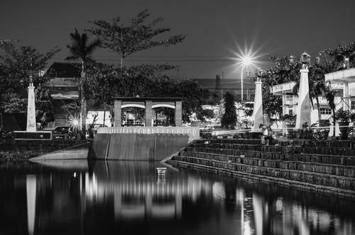 水体旁边的楼梯的灰度摄影 · 免费素材图片