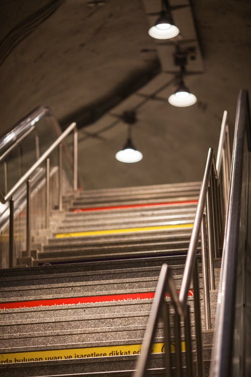 不锈钢扶手的选择性聚焦照片 · 免费素材图片