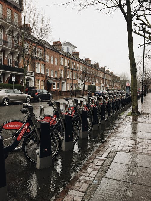公路旁的自行车架上的自行车 · 免费素材图片