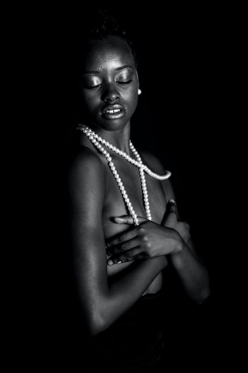 裸体女人戴项链的灰度摄影 · 免费素材图片