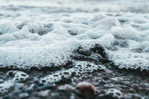 水泡沫的特写照片 · 免费素材图片