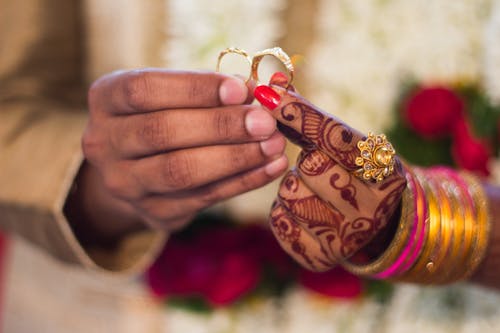 男人和女人抱着结婚戒指 · 免费素材图片