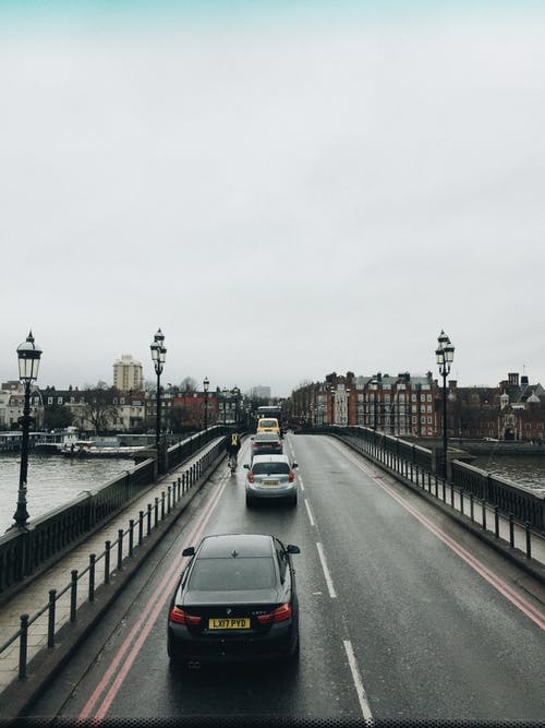 在灰色的天空下右车道为空时所有车辆通过道路左车道 · 免费素材图片