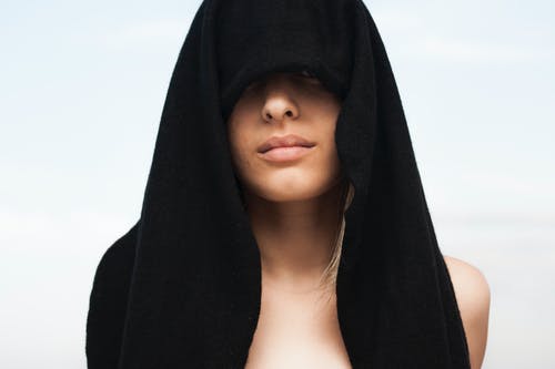 用黑色毛巾在她头上的女人的照片 · 免费素材图片