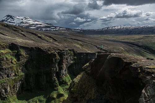 横跨山的两个分开的落矶山脉在白色多云天空下 · 免费素材图片