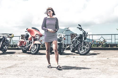 在停放的摩托车附近的女人的照片 · 免费素材图片