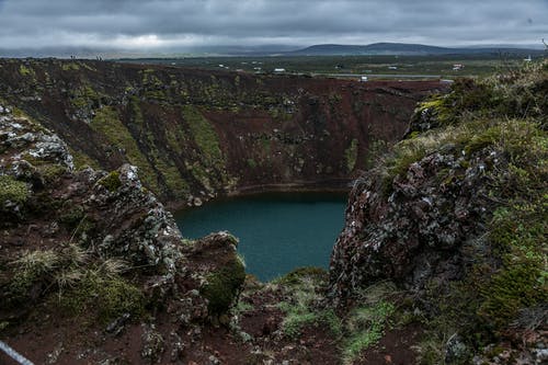 乌云下山的航拍 · 免费素材图片