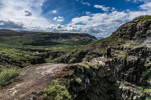 靠近山崖的人 · 免费素材图片