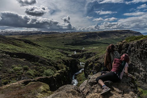 女人躺在岩石山的风景摄影 · 免费素材图片