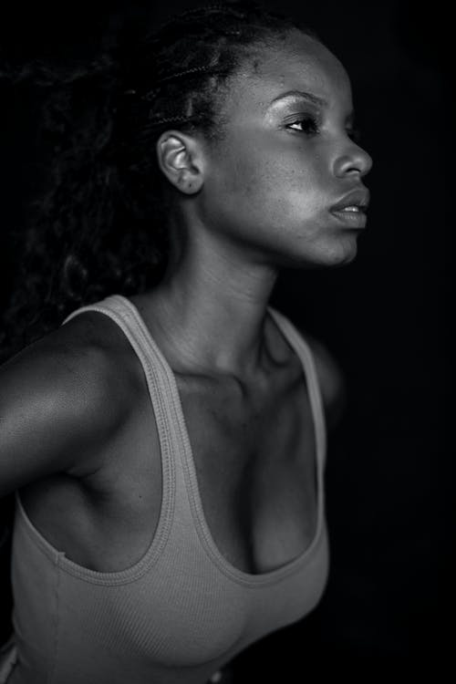 背心的女人的灰度摄影 · 免费素材图片
