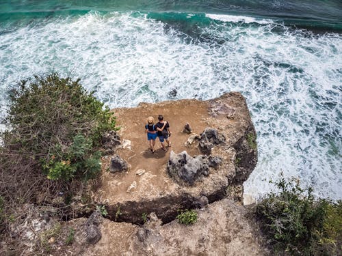 站在悬崖附近的人的摄影 · 免费素材图片