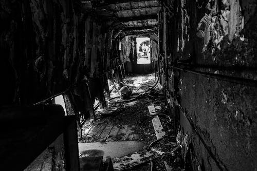 走廊的灰度摄影 · 免费素材图片