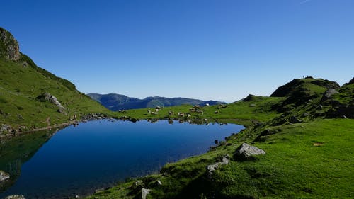 山附近水体的风景摄影 · 免费素材图片