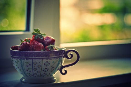 草莓在杯上的特写照片 · 免费素材图片