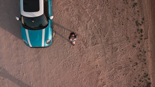 空中射击的人和车 · 免费素材图片