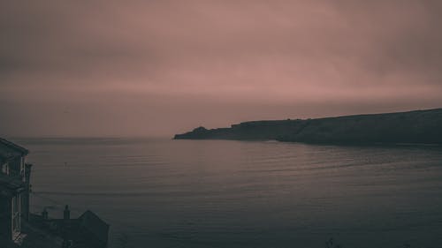 雾覆盖的海洋景色 · 免费素材图片