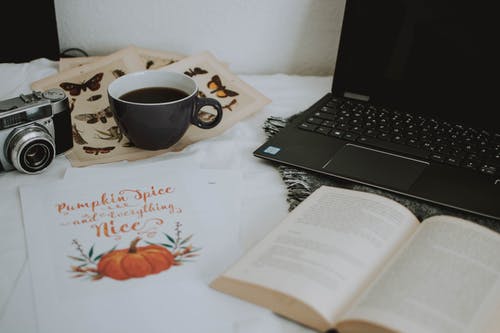 杯咖啡在便携式计算机附近 · 免费素材图片