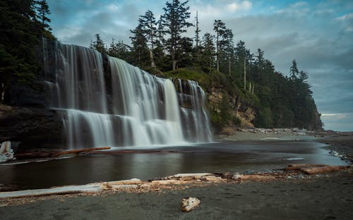 山附近瀑布的摄影 · 免费素材图片