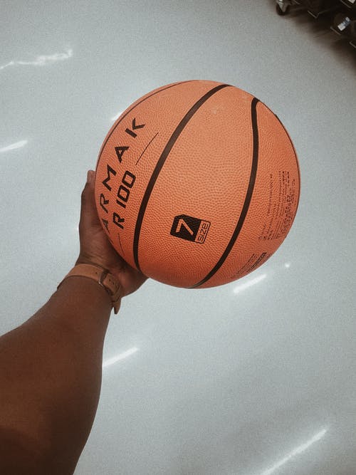持有armak R100篮球球的人 · 免费素材图片