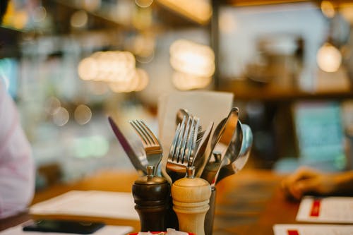 桌上的餐具的选择性聚焦摄影 · 免费素材图片