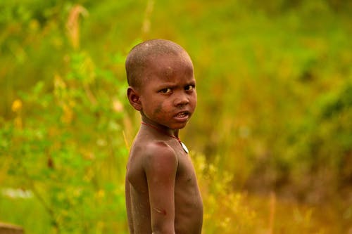 赤膊男孩站立的照片 · 免费素材图片