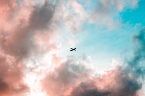 多云的天空下飞机的轮廓 · 免费素材图片