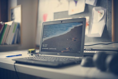 白桌上的黑色戴尔笔记本电脑 · 免费素材图片