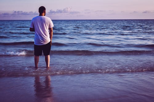 站在海边的人的照片 · 免费素材图片