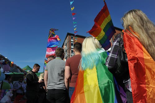 站在大楼附近的人 · 免费素材图片