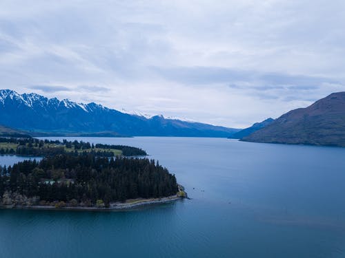 水域包围的岛屿 · 免费素材图片