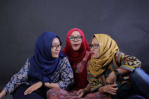 三个女人坐在 · 免费素材图片