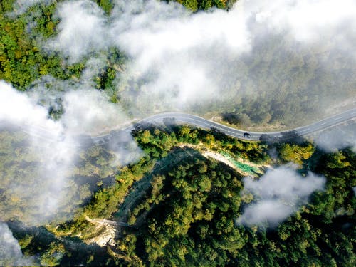 鸟瞰曲折的道路 · 免费素材图片