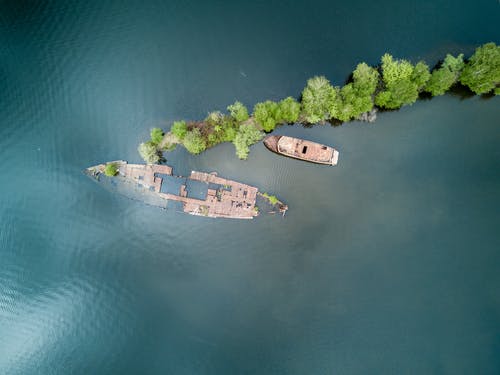 船和水上绿树的航拍 · 免费素材图片