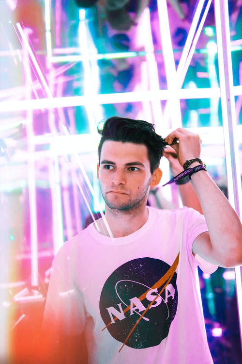 男穿nasa印花圆领t恤 · 免费素材图片