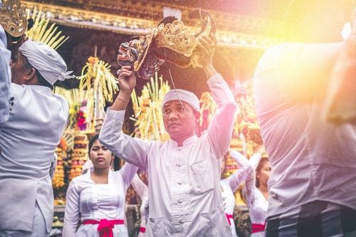 男子携带棕色和黑色的帽子 · 免费素材图片