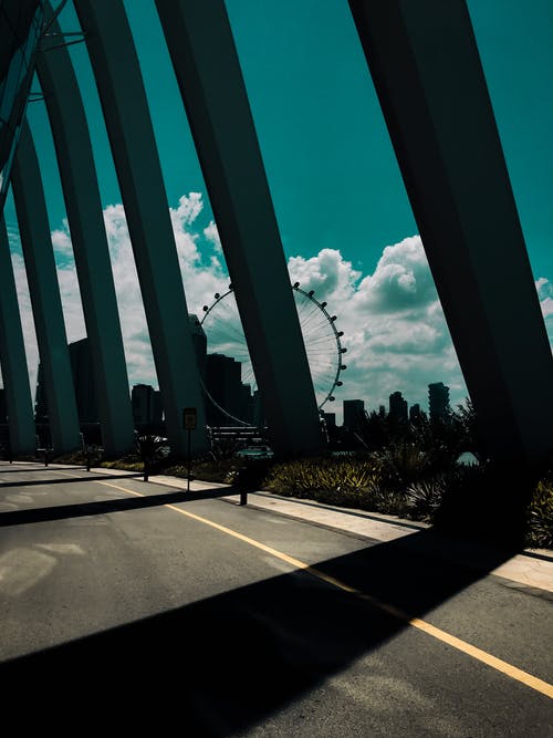 黑金属柱桥 · 免费素材图片