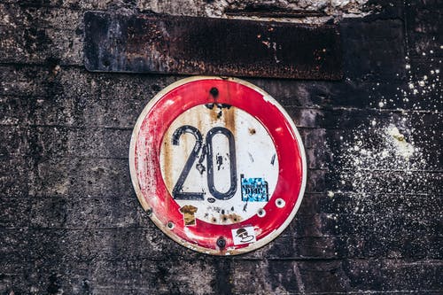 带有20个标牌的墙 · 免费素材图片