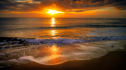 日落期间的海浪 · 免费素材图片