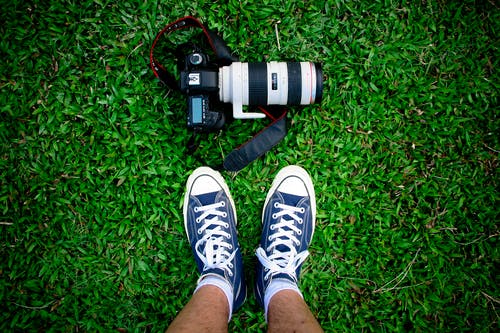 相机靠近鞋子的顶视图照片 · 免费素材图片