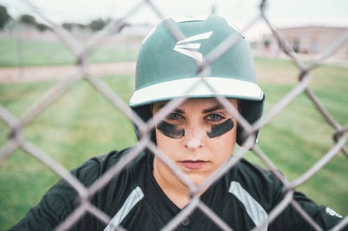 女人穿着绿色和白色运动头盔 · 免费素材图片