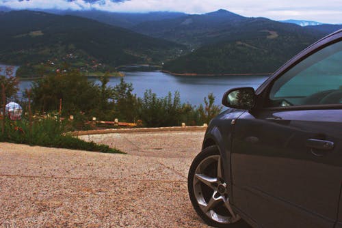 黑色的车停在树附近 · 免费素材图片