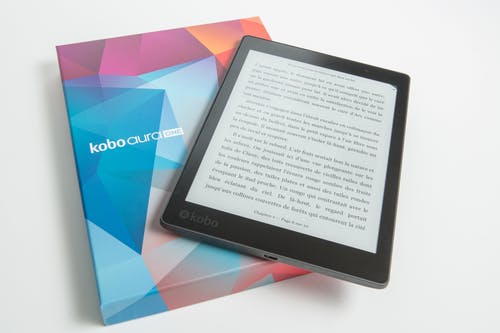 黑色kobo Aura平板电脑附盒 · 免费素材图片