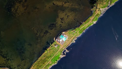 水体旁的土地卫星视图 · 免费素材图片